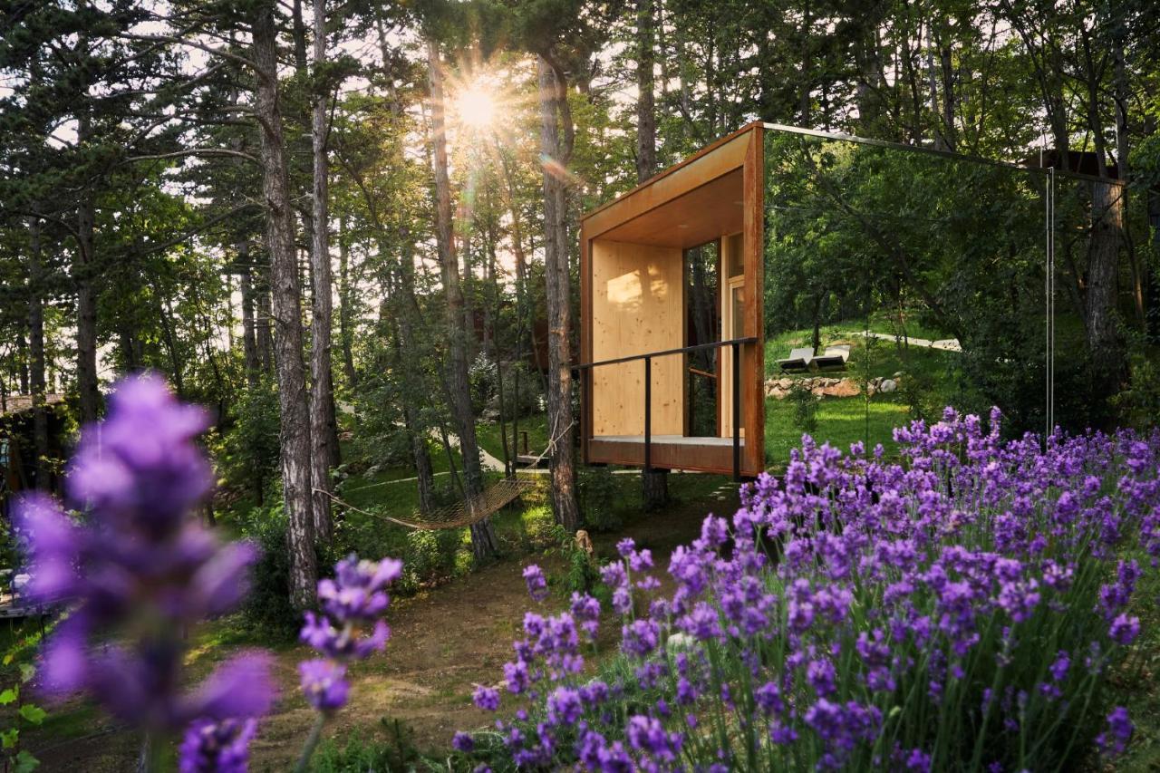 Glamping Hut with Hot Bath, Reading Nook and Balcony