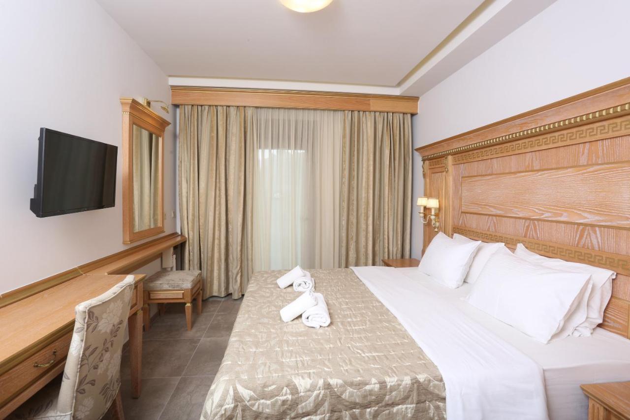 Deluxe Double Room with Side Sea View