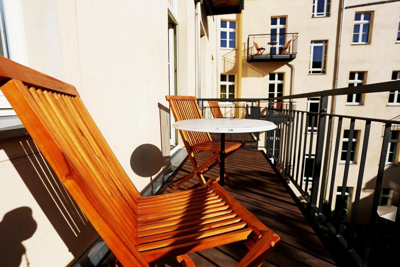 One-Bedroom Apartment Balcony,1399903994:JPEG