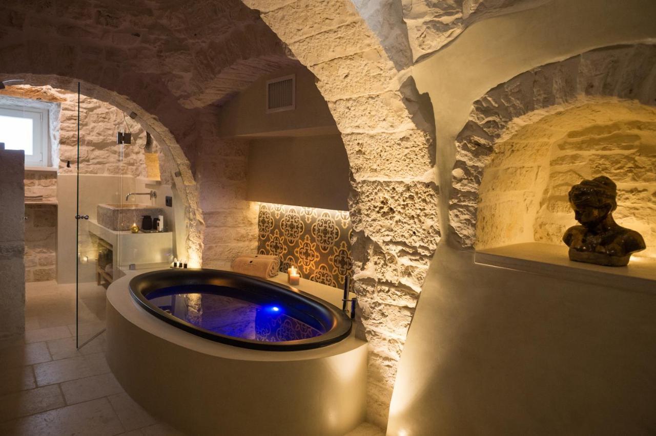 Habitación con cama extragrande y bañera de hidromasaje