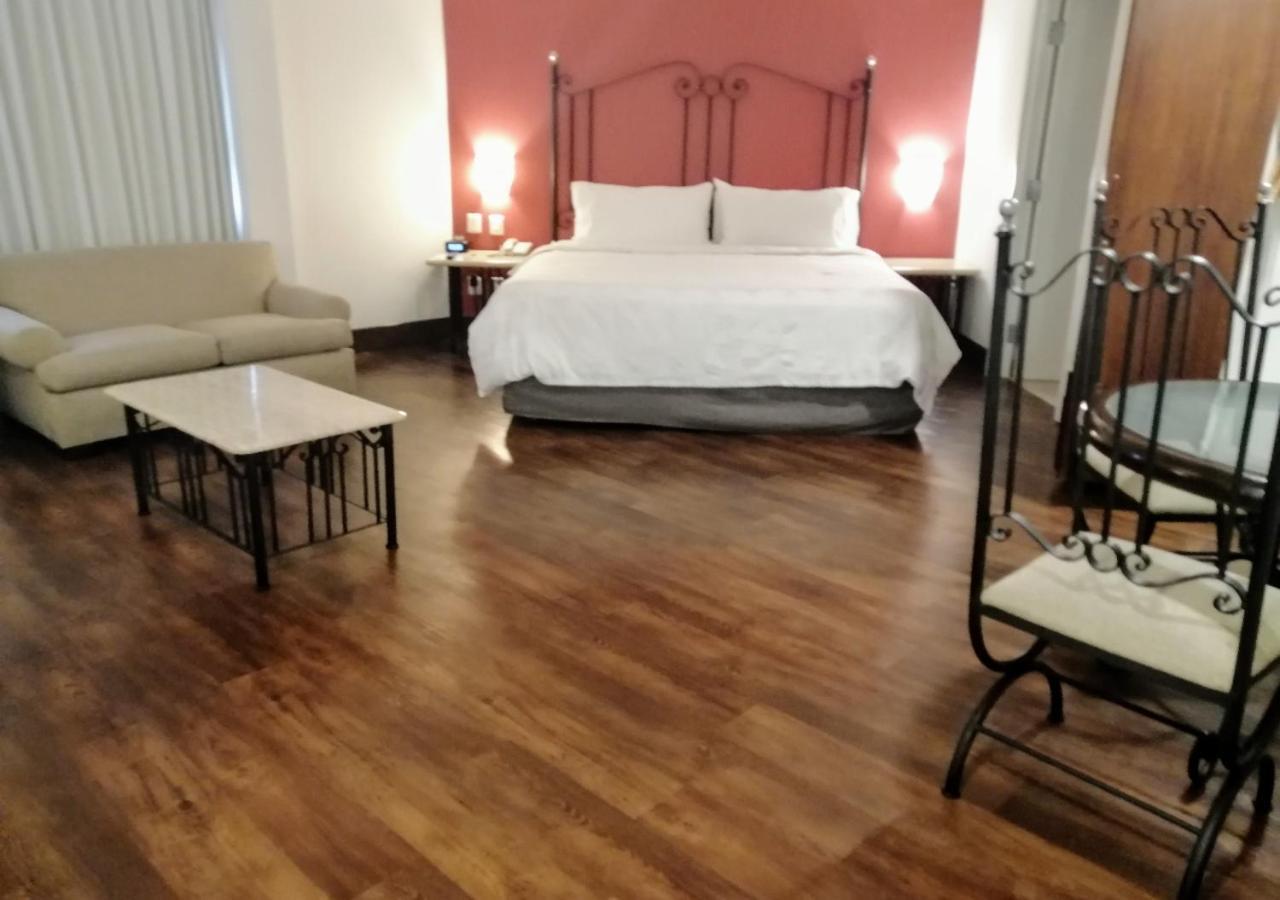 Suite con vistas a la avenida Juárez - Cama extrangrande - No fumadores