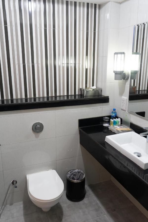 Premium Double Room Lounge Access or Smoking,1019970100:JPEG