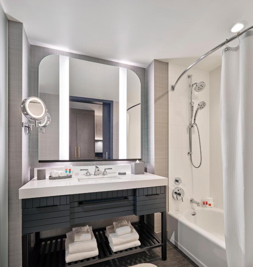Deluxe King Mobility Accessible ADA Tub