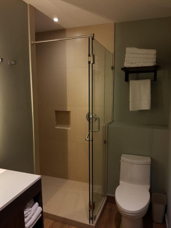 Habitación con cama extragrande y bañera adaptada para personas de movilidad reducida - No fumadores