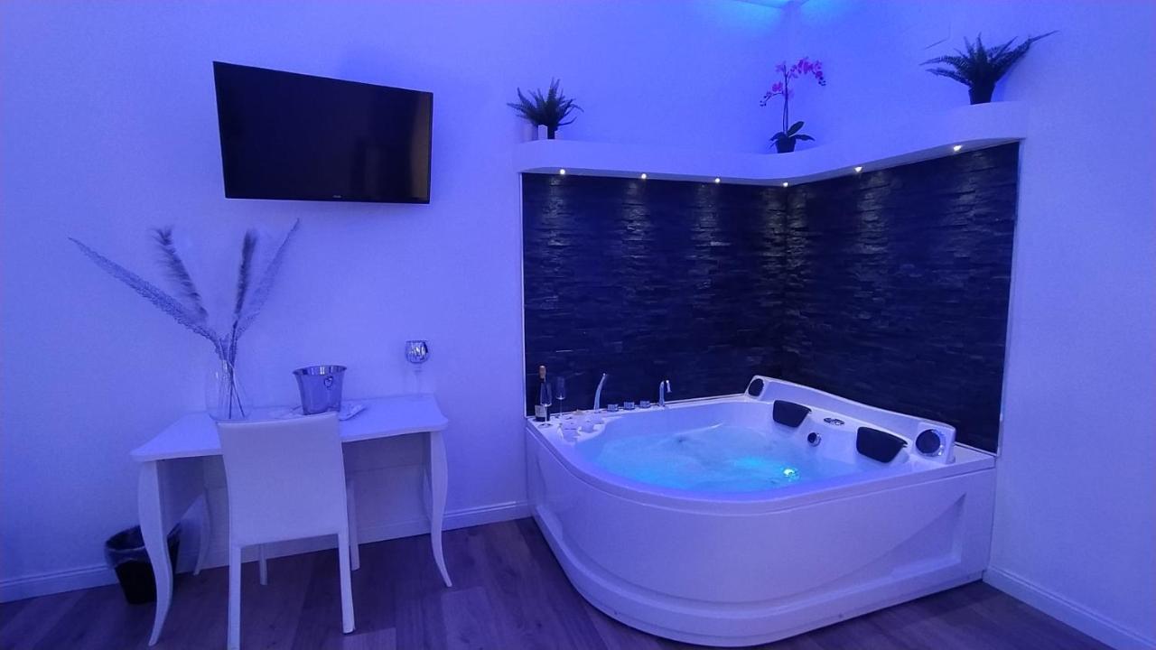 Deluxe Suite Spa Bath