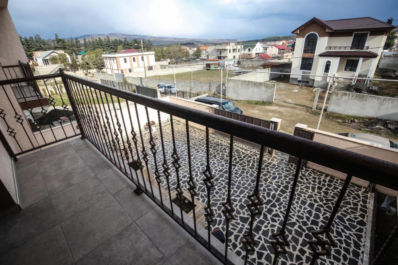 Zimmer mit Queensize-Bett und Balkon