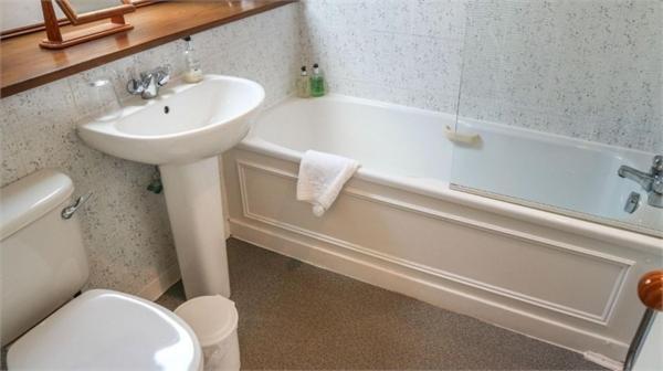 Deluxe Double Room Shower