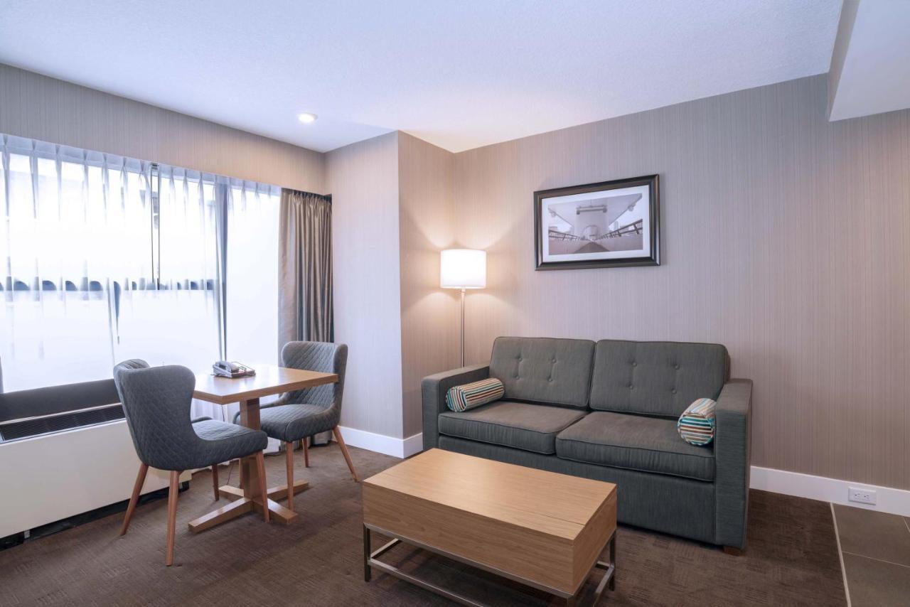 Standard Zimmer mit 1 King-Bett, einem Schlafsofa und Küchenzeile