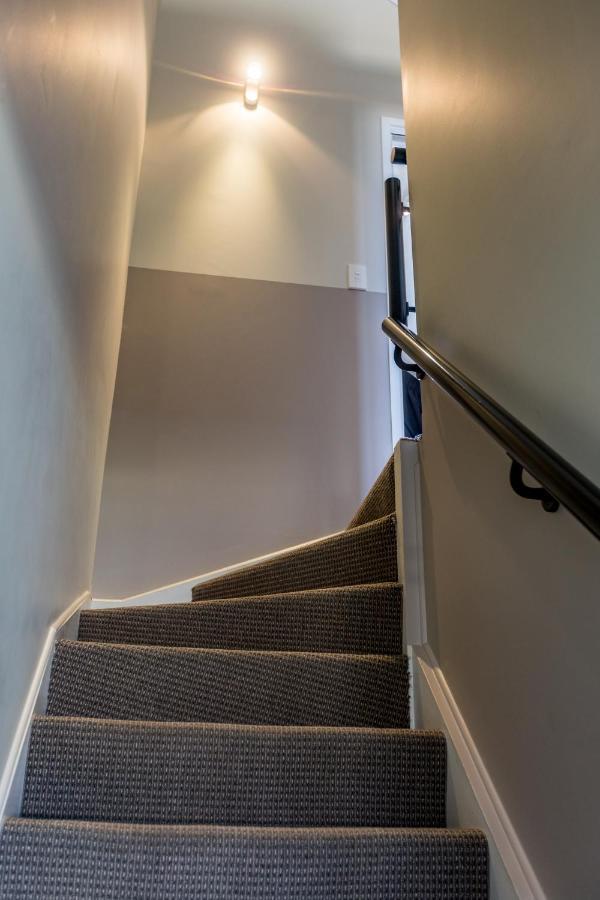 Superior One-Bedroom Lakeview Apartment Spa Bath