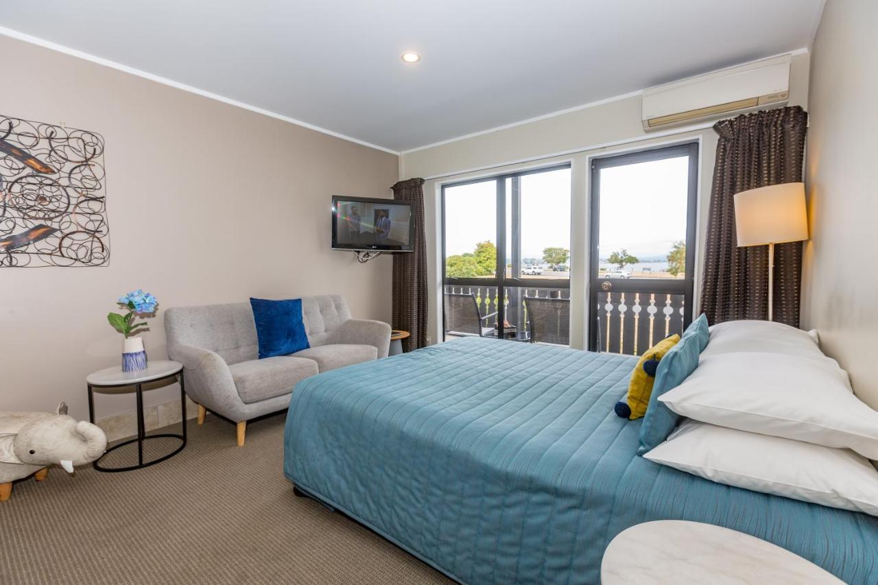 Family Two-Bedroom Apartment Lake View