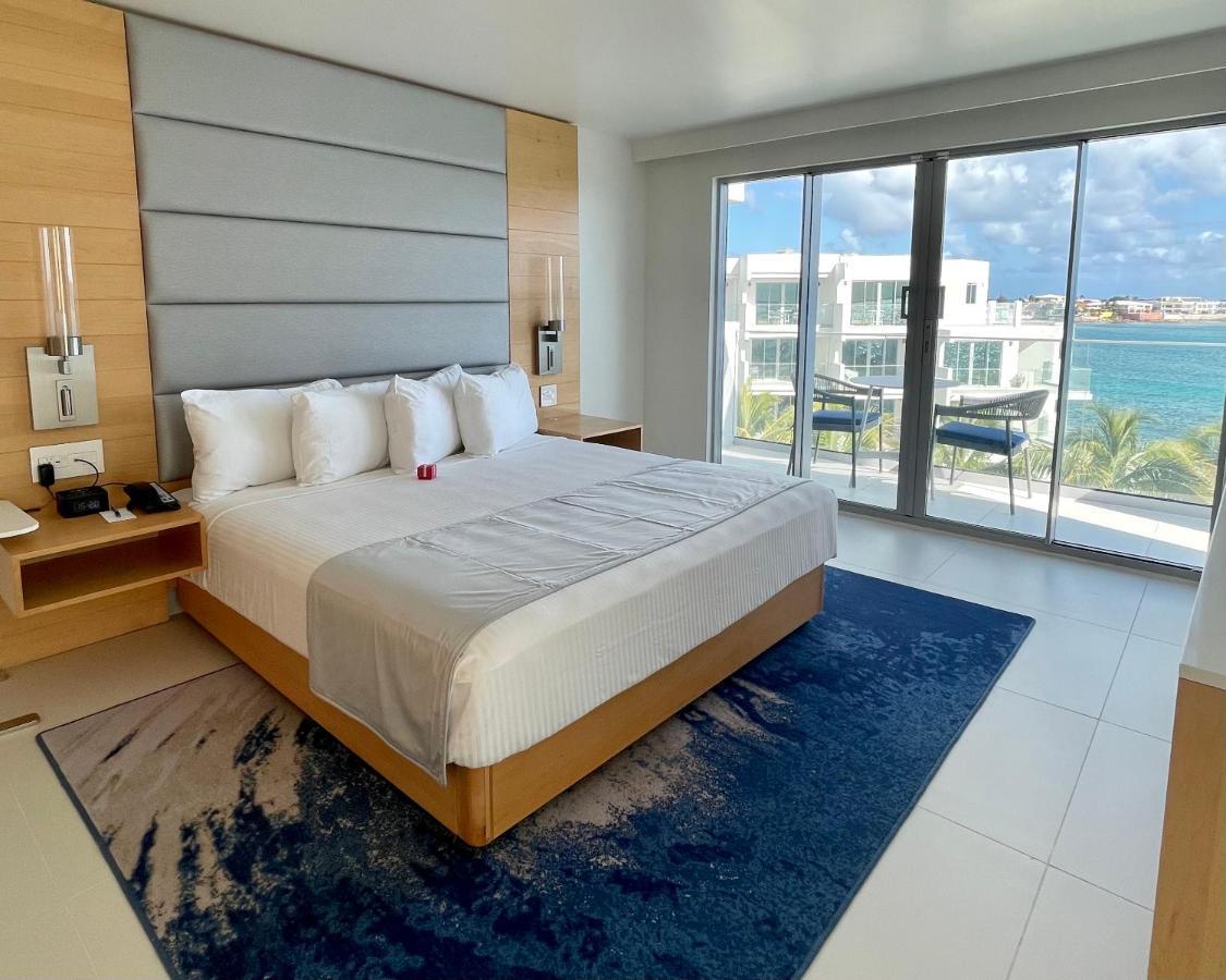Deluxe Oceanfront Suite