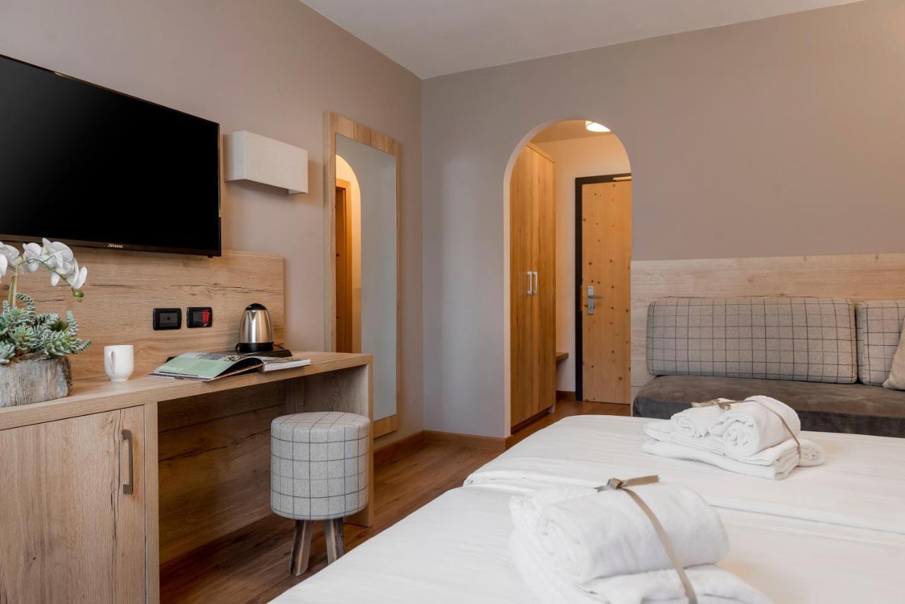 Camera Tripla Superior