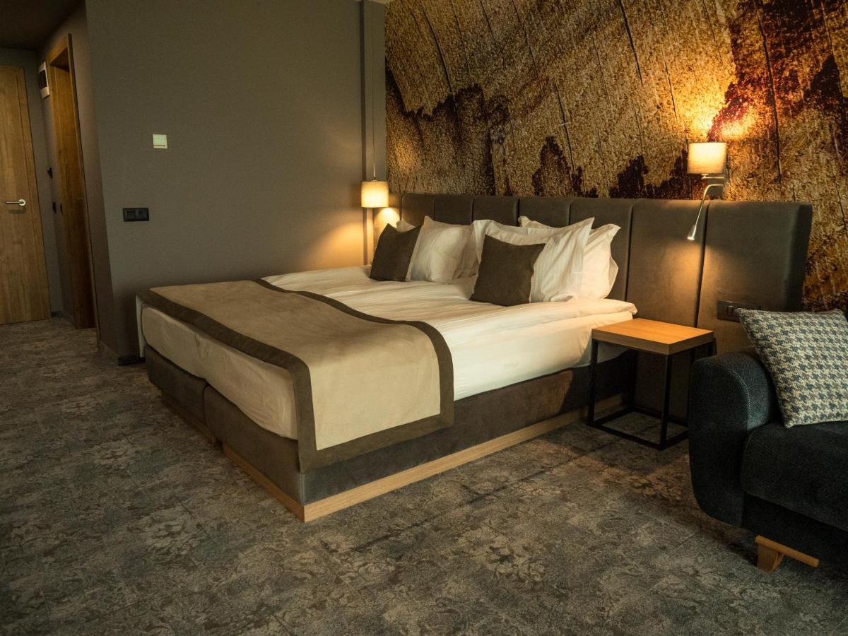 Zimmer mit Queensize-Bett und Poolblick