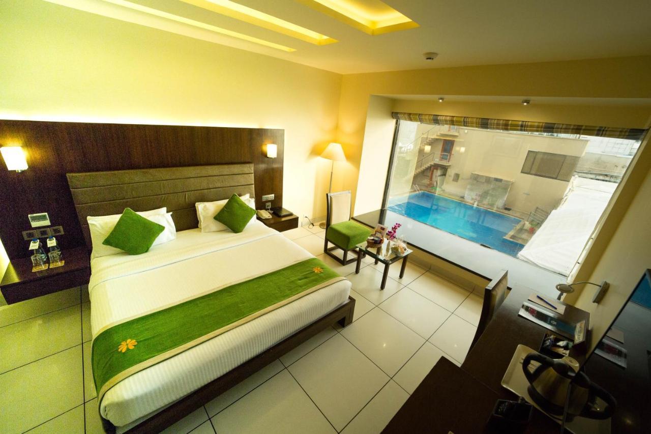 Premium Pool View Room