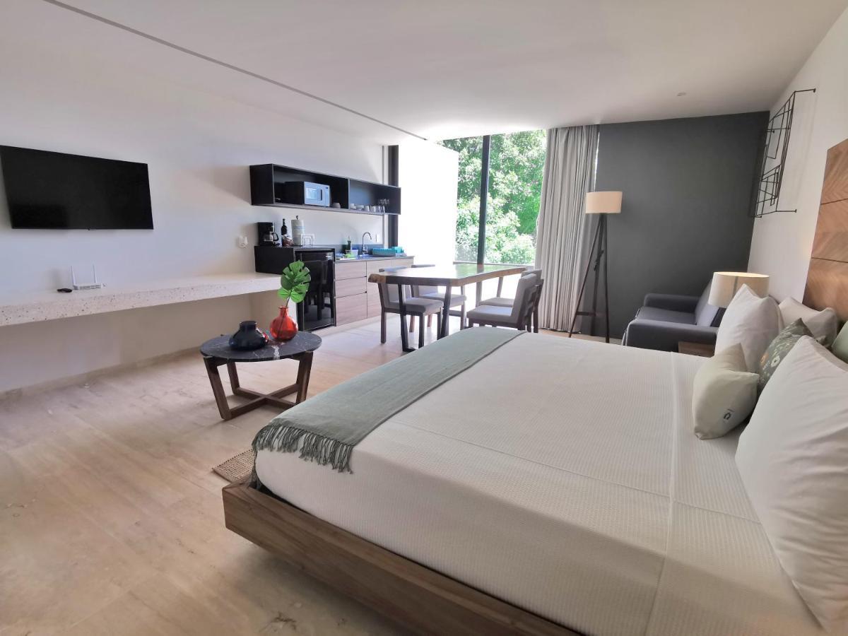 Suite de lujo con balcón privado y vistas al jardín