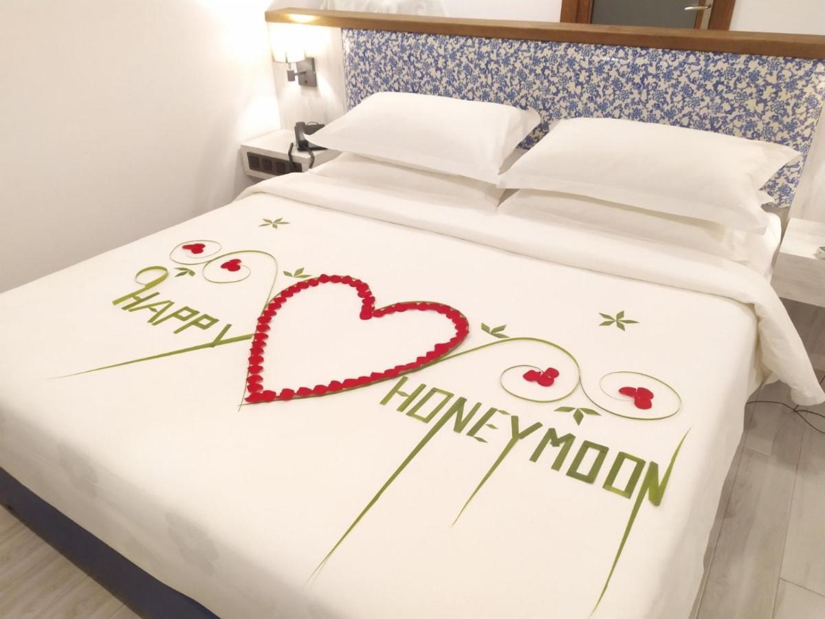 Deluxe Double Room with Balcony & Sea View with Honeymooners Escape