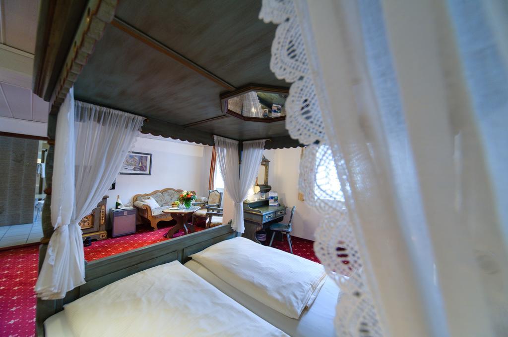 Doppelzimmer mit Himmelbett