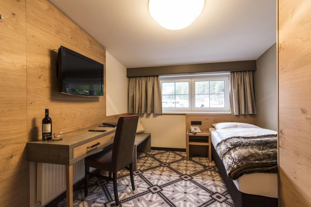 Single Room,537948330:JPEG