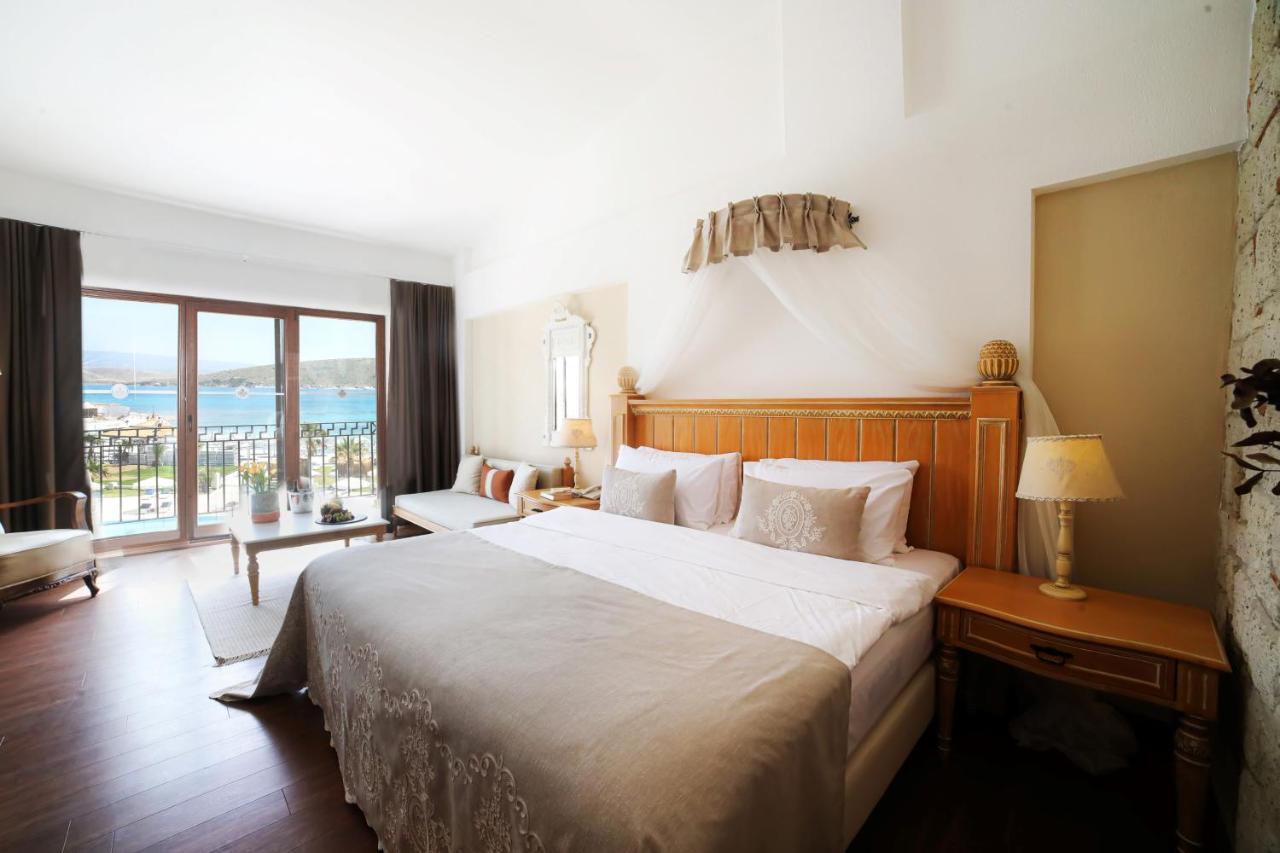 Zimmer mit Kingsize-Bett und Meerblick