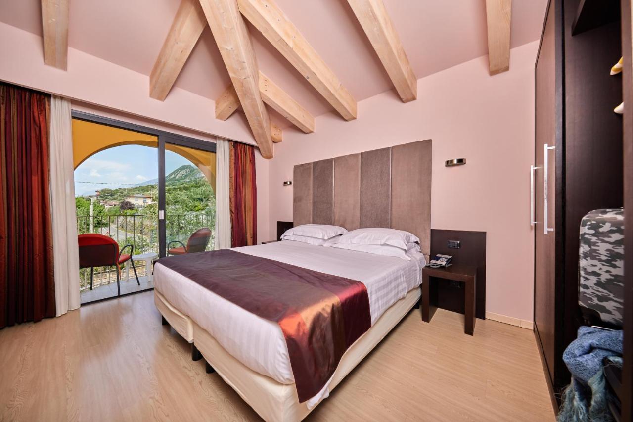 Doppel-/Zweibettzimmer mit Gartenblick