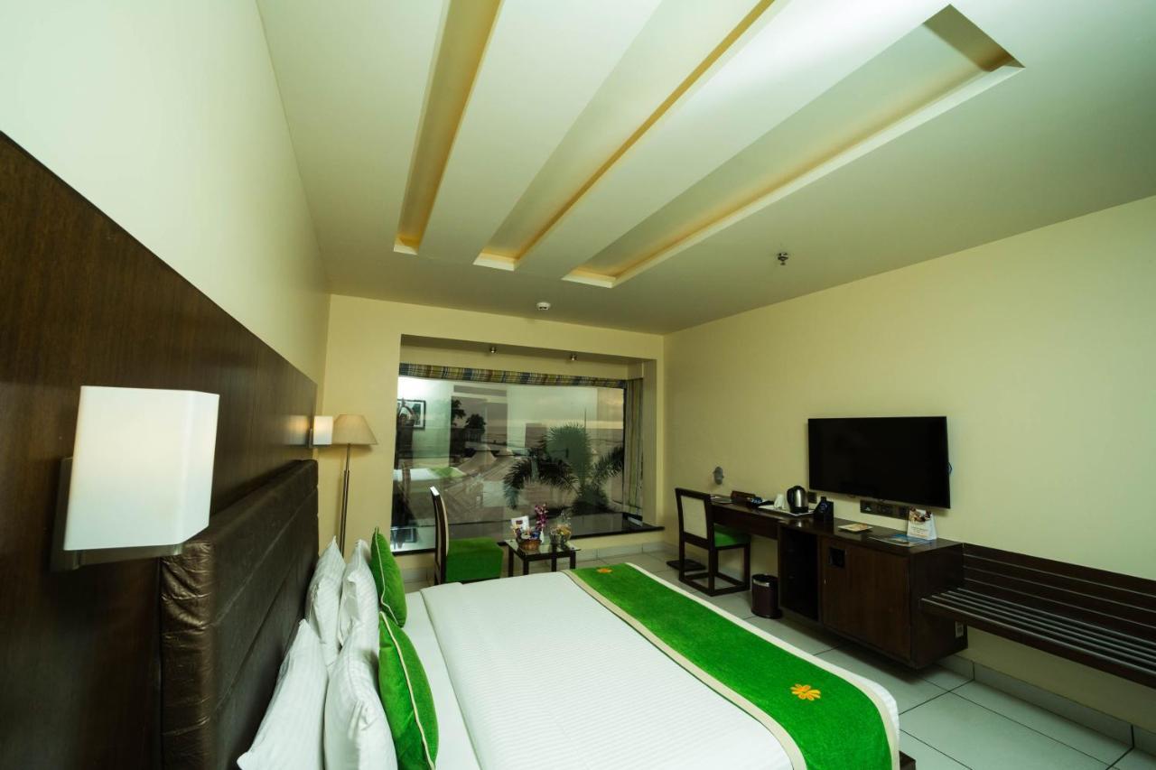 Premium Pool View Room