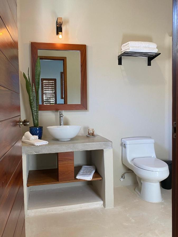 Habitación con cama extragrande y balcón