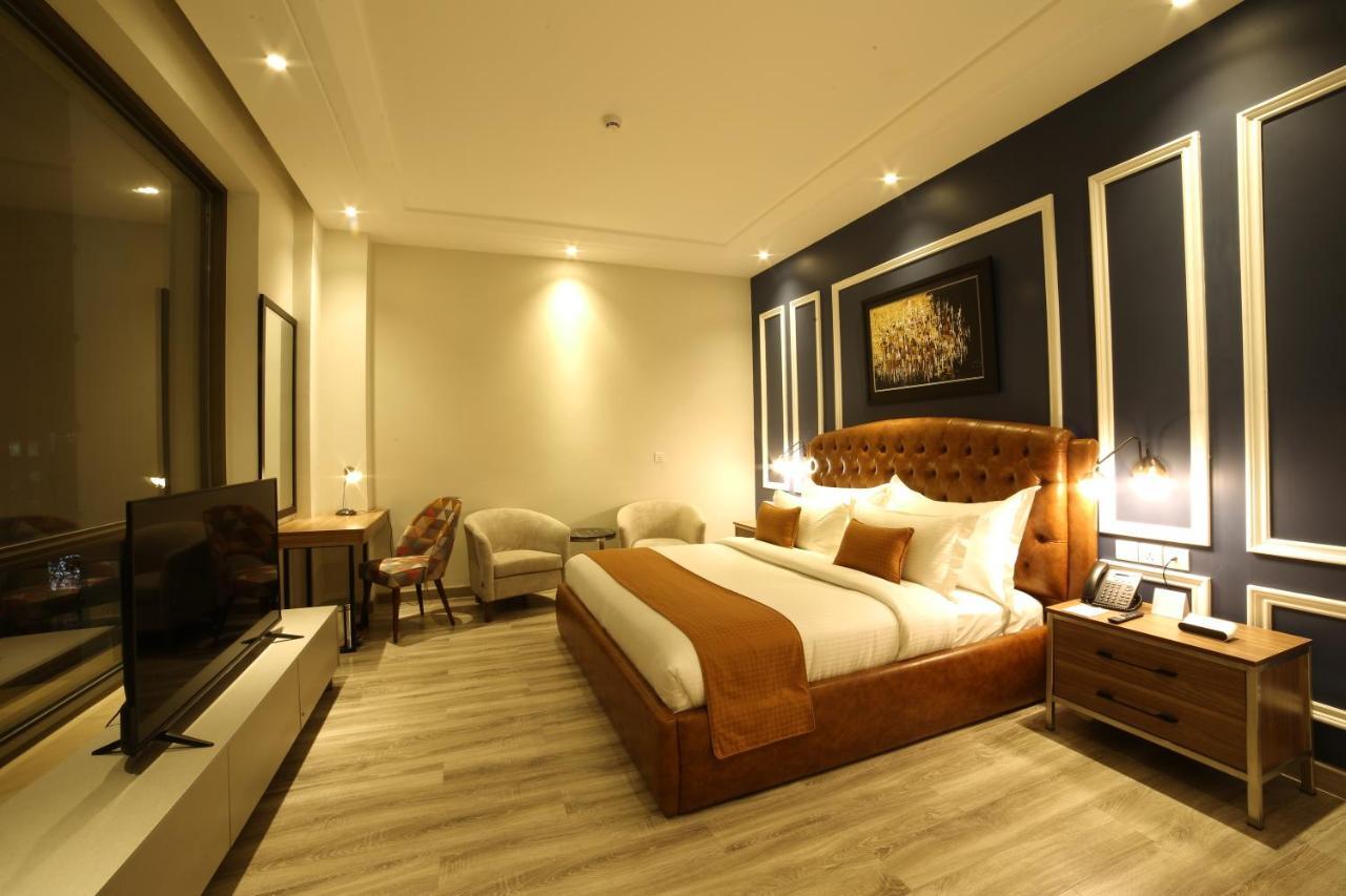 Deluxe King Room with One King Bed