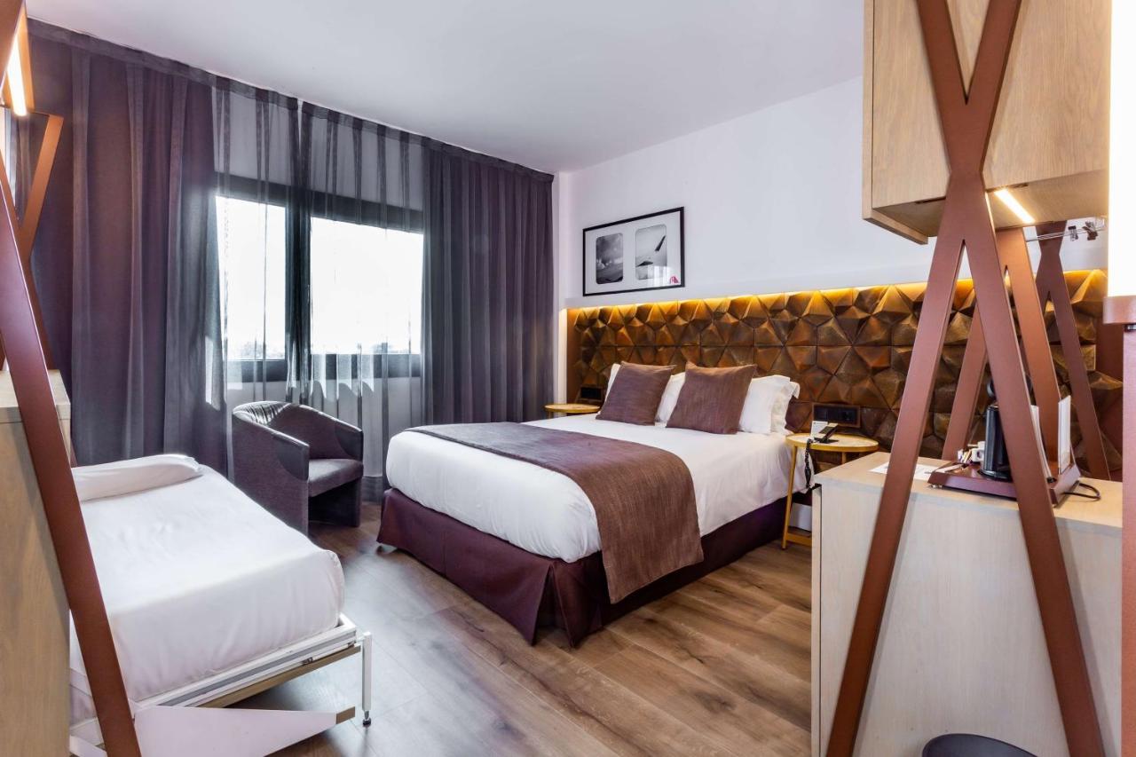 Standard Triple Room One Double Bed One Single Bed Non-Smoking,1142011600:JPEG