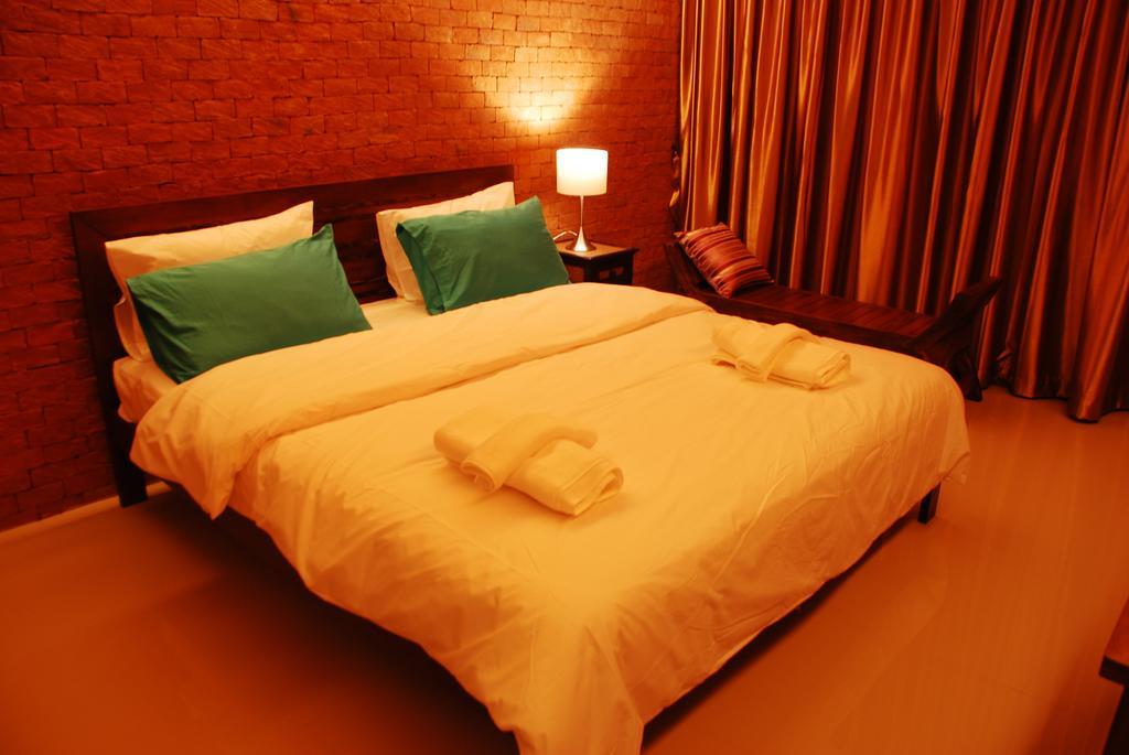 Zimmer mit Kingsize-Bett und Balkon