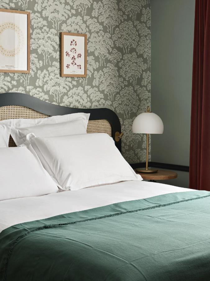 Queen Room with Balcony - "Passiflore"