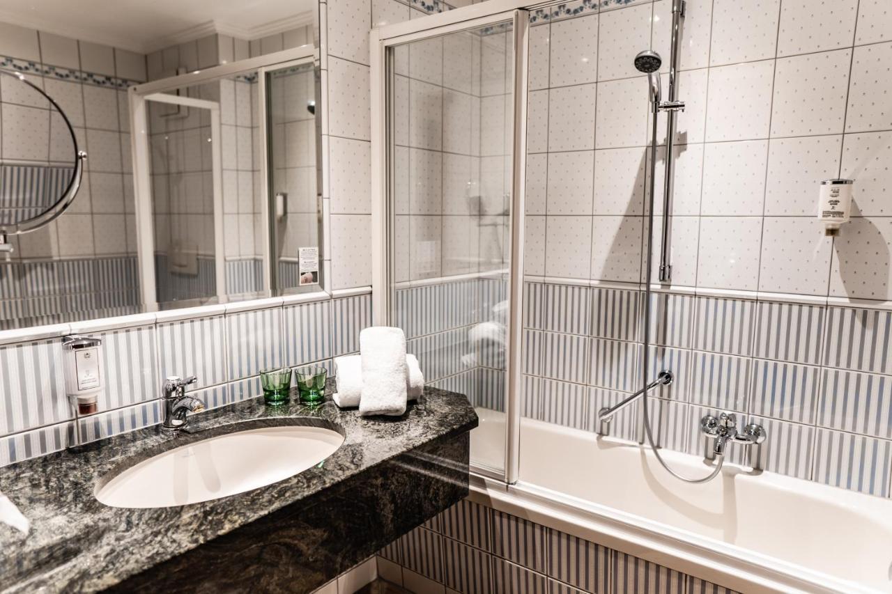 Doppelzimmer mit Straßenblick