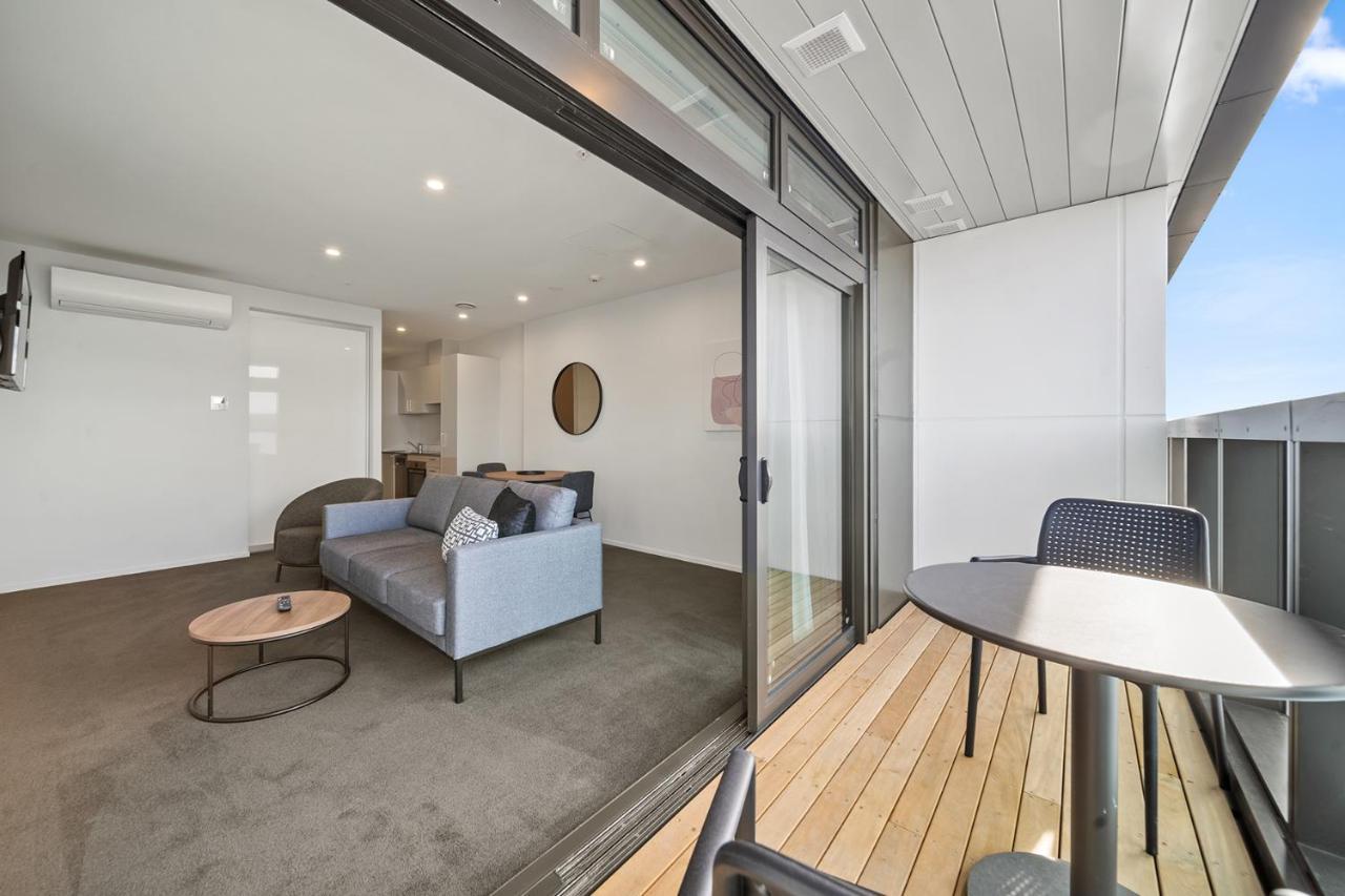 One-Bedroom Deluxe King Apartment with Kitchen - Top Floor/Non-Motorway Facing