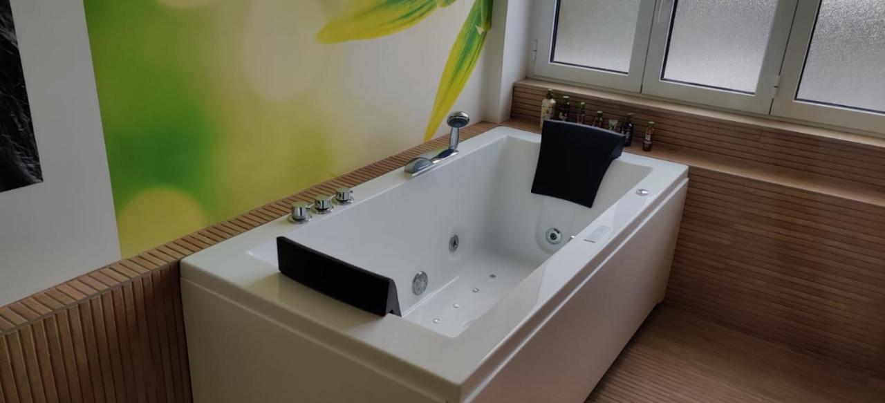 Deluxe Double Room Bath,1155112164:JPEG
