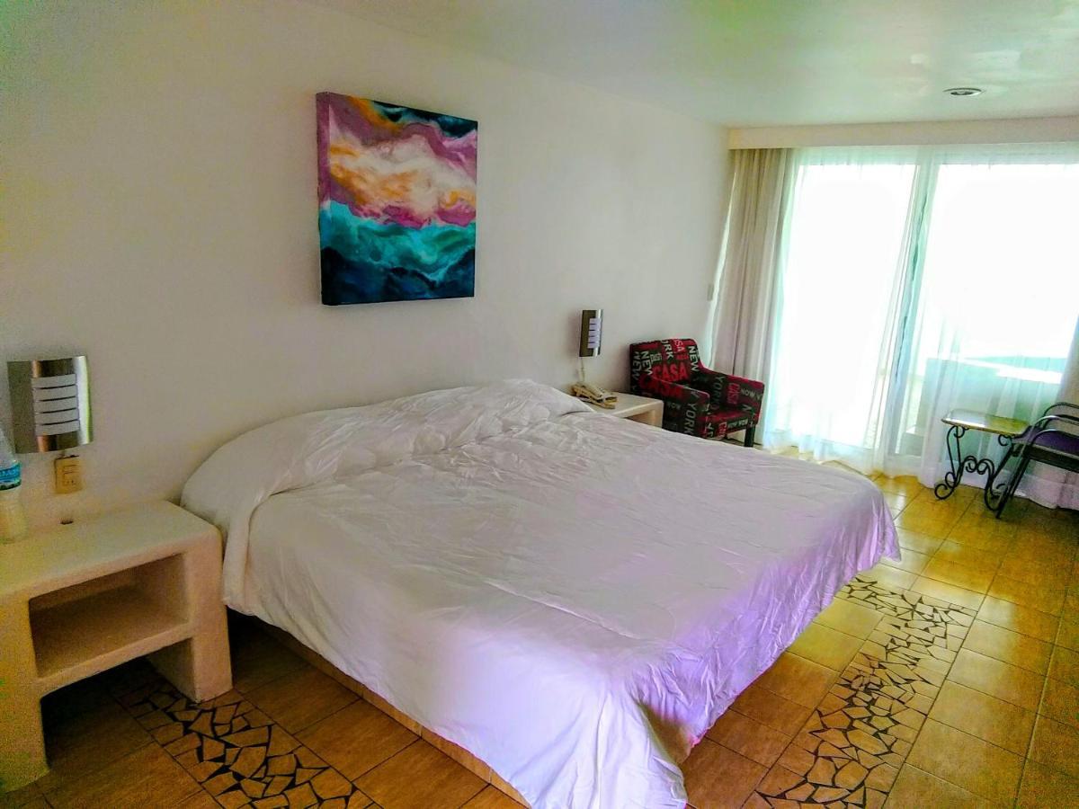 Habitación con cama grande y balcón