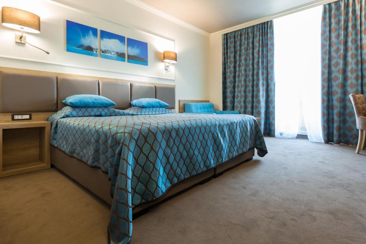 Twin Room with Balcony and Street View