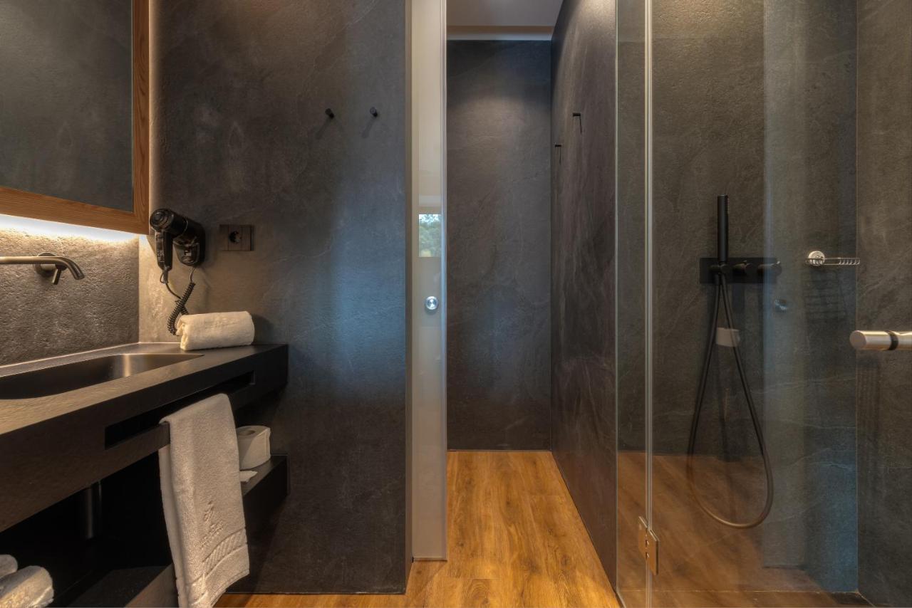 Habitación con cama extragrande y bañera de hidromasaje