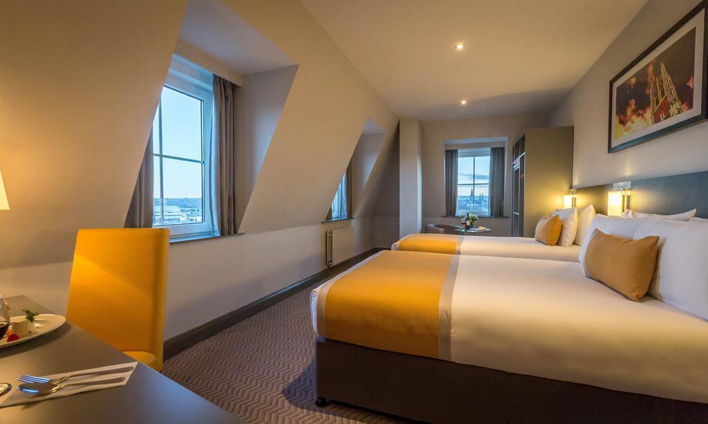 Zimmer mit Doppel- und Einzelbett