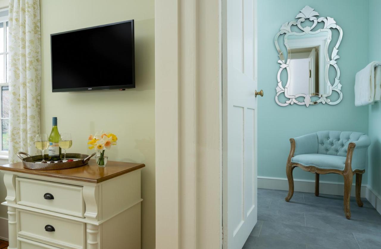 Small Room Queen Bed