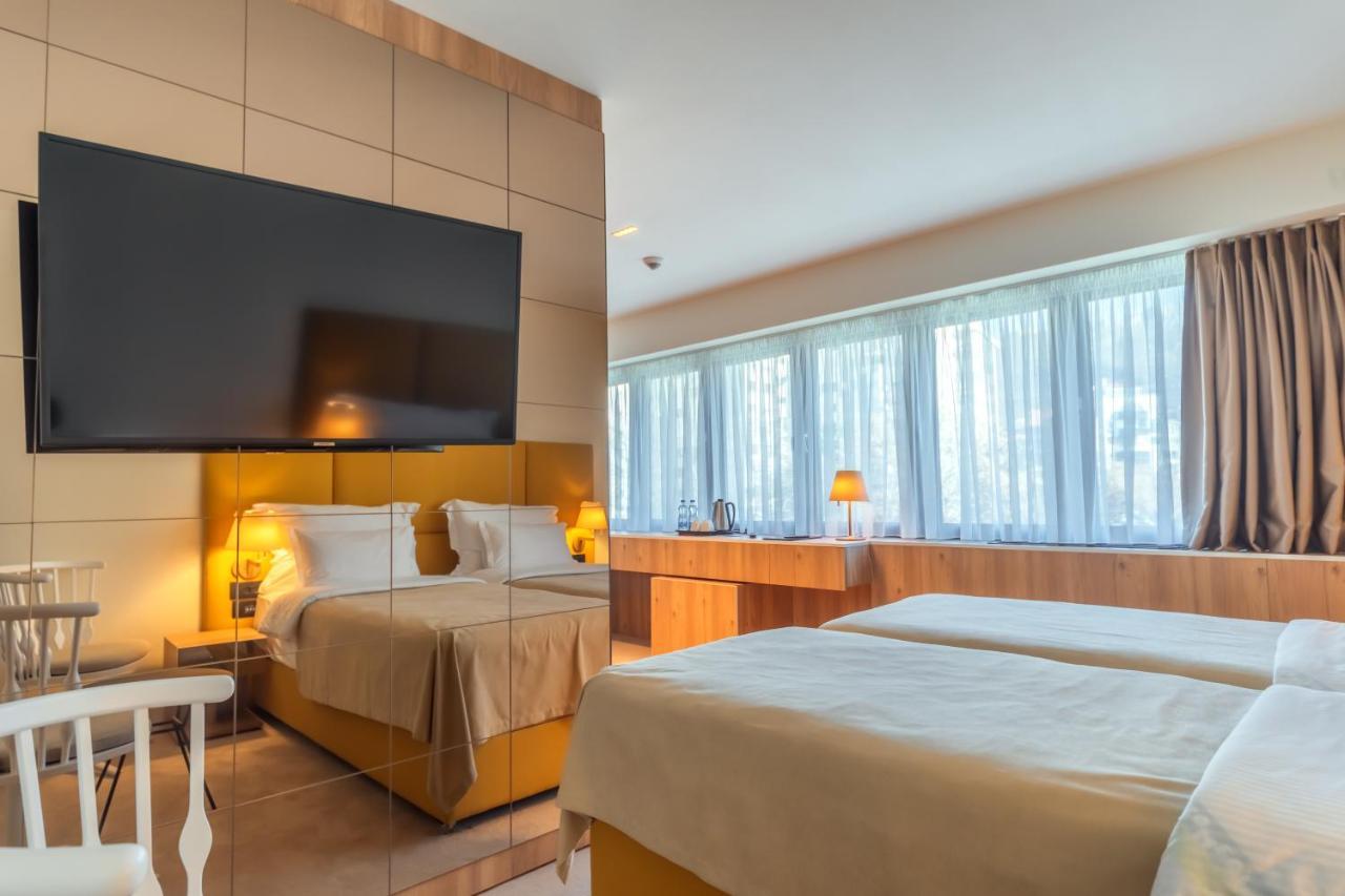 Dreibettzimmer mit Stadtblick