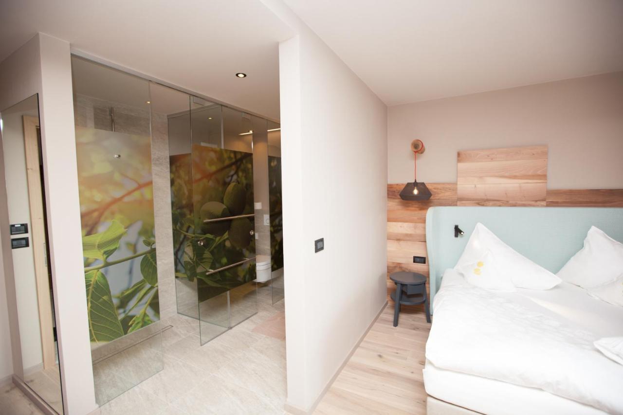 Deluxe Double Room Shower