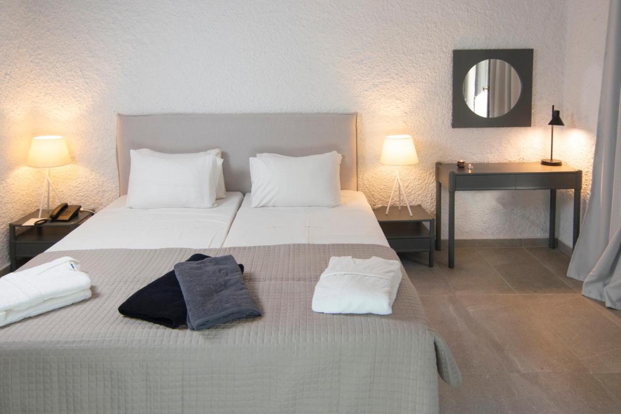 Habitación Triple con vistas parciales al mar