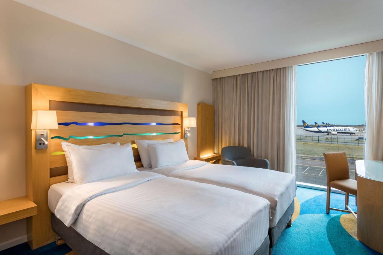 Standard Room Runway View,1196818693:JPEG