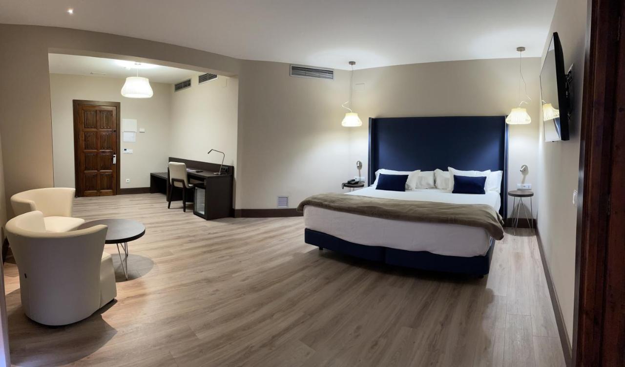 Chambre avec Très Grand Lit et Baignoire d’Hydromassage