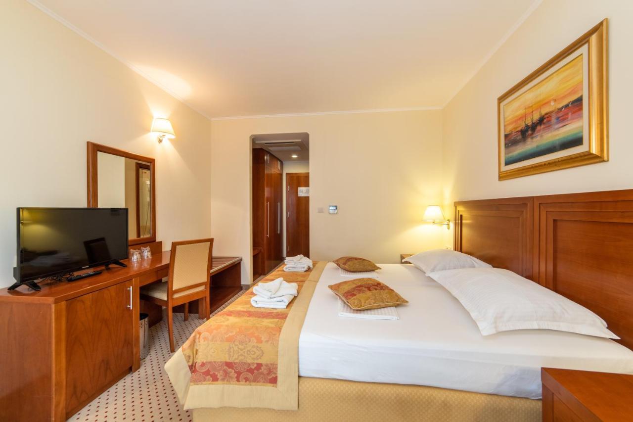 Standard Doppelzimmer mit teilweisem Meerblick
