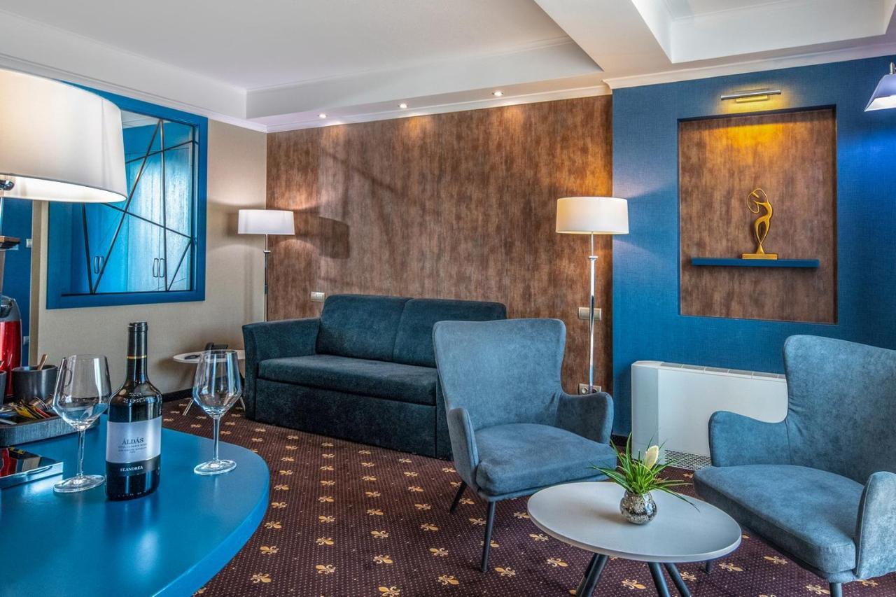 Executive Suite,1205218339:JPEG