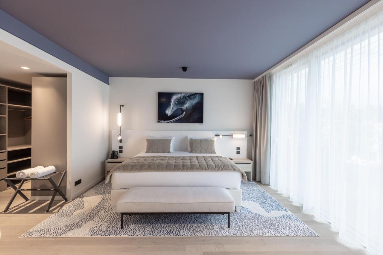 Suite mit Kingsize-Bett und Zugang zum Pool