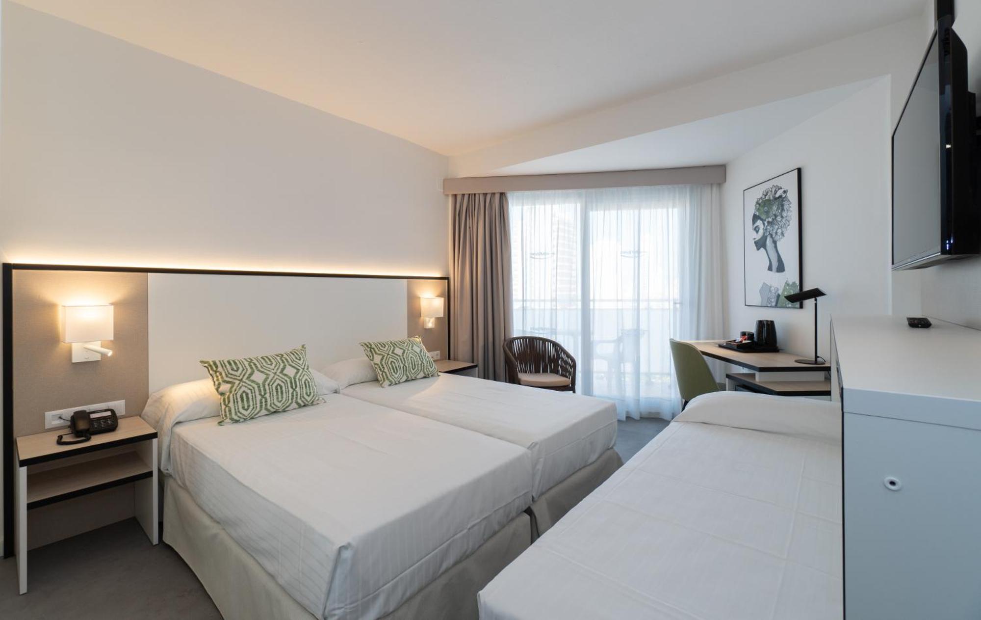 Kamer met 2 Eenpersoonsbedden en een Balkon (2 Volwassenen en 1 Kind)