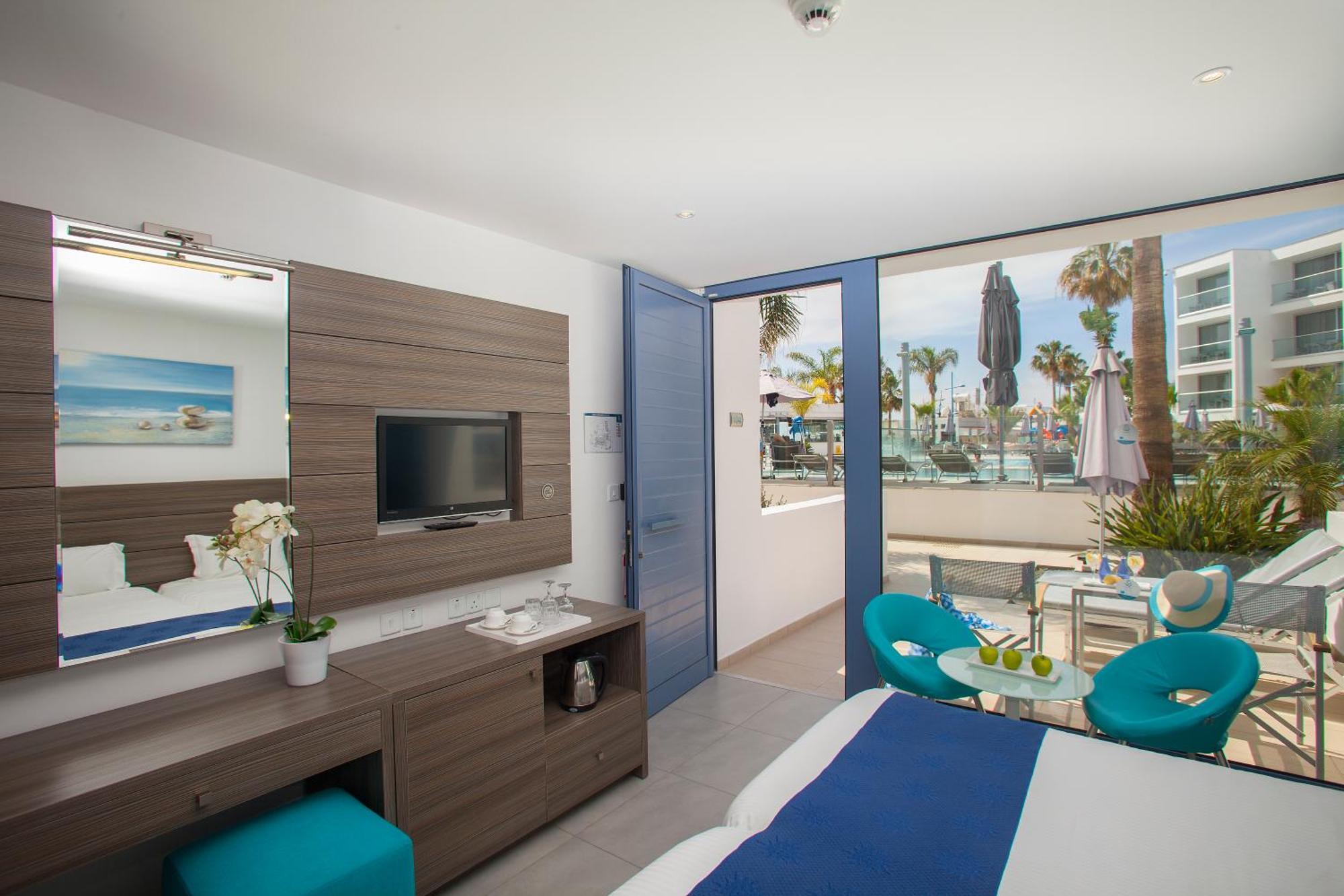 Superior Double or Twin Room Terrace Pool View
