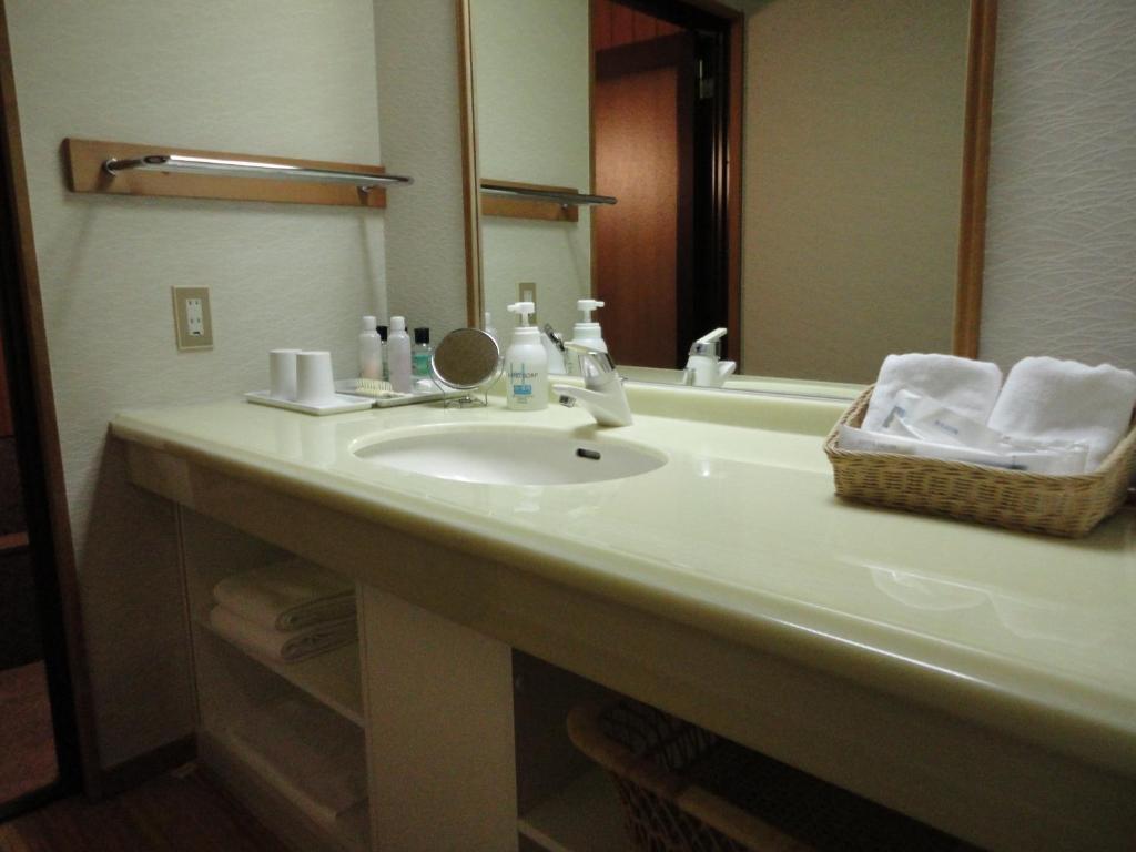 Twin Bed Room with Outdoor Hot Spring with Japanese Garden View