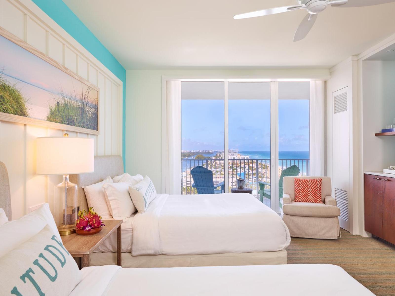 Habitación Deluxe con 2 camas grandes y vistas parciales al océano